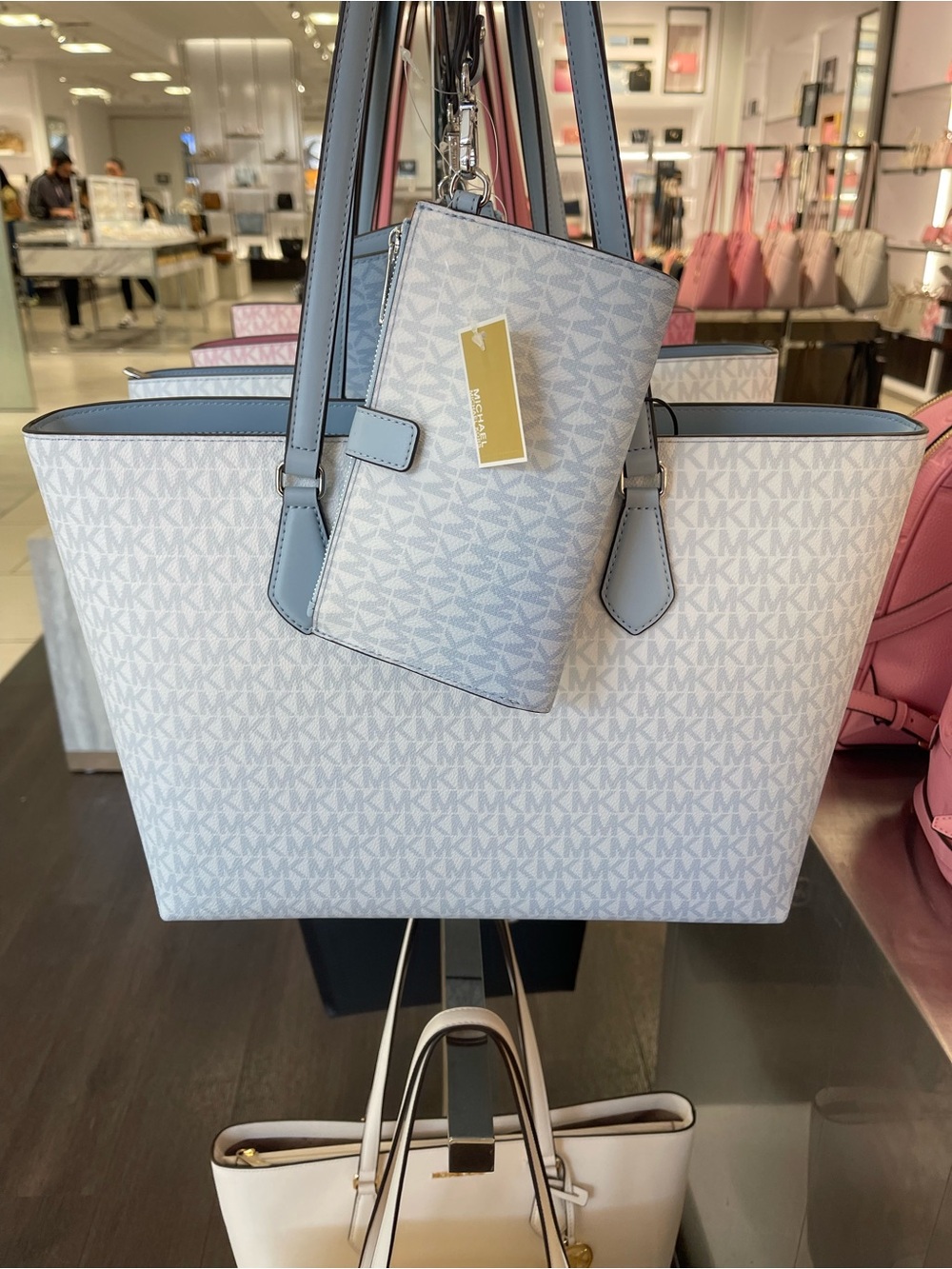 MICHAEL MICHAEL KORS SHEILA
Pale Ocean LG TOTE bag & Double Zip Ombré Lg Wallet - Picture 6 of 16